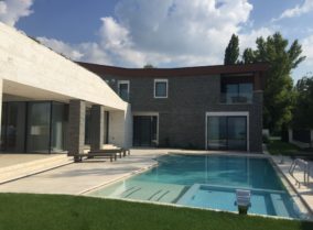 Luxus nyaraló építése a Balatonnál